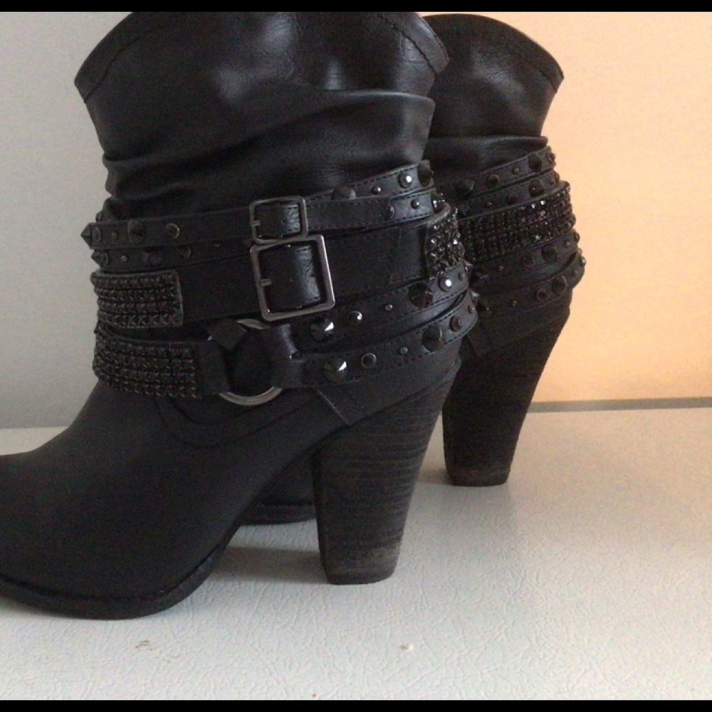Black ankle boots.